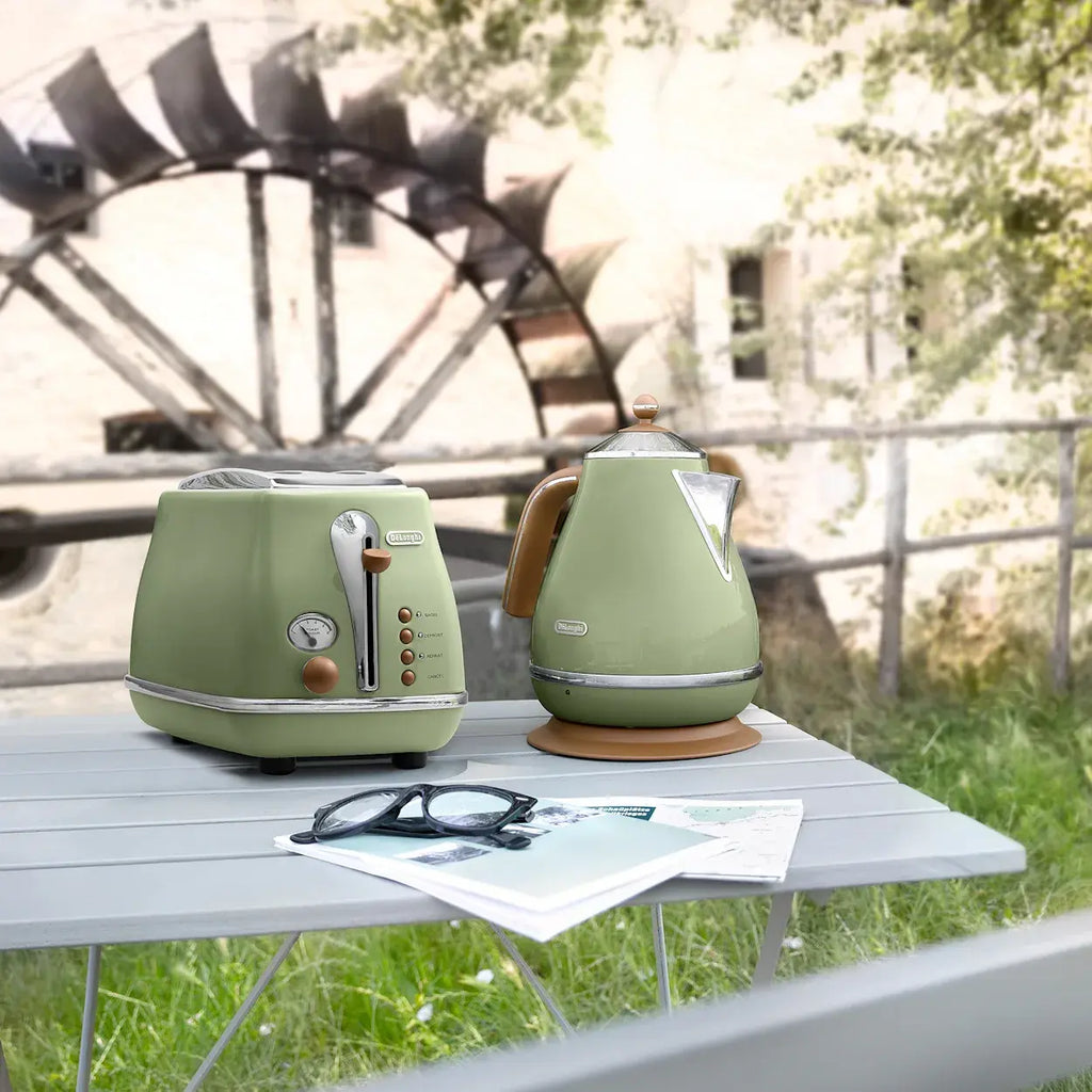 DeLonghi Vintage Breakfast Set | 1.7L Kettle Hot Water Jug Heater | 2 Slice Bread Toaster Toasting Machine